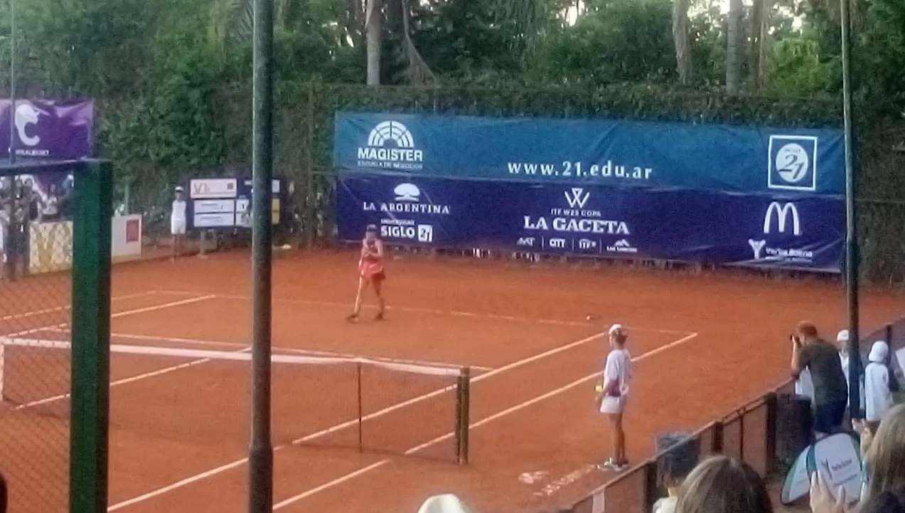 DOS TORNEOS CONSECUTIVOS. Al igual que la semana pasada, en el Tucumán Lawn Tennis Club, la checa Brenda Fruhvirtova se quedó con el título de la Copa LA GACETA ITF W25, que se disputó en el club Las Lomitas.