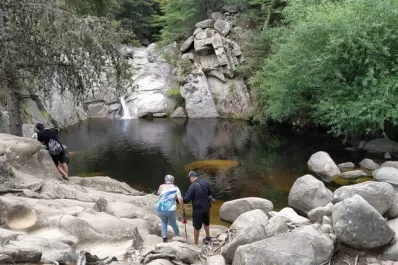 Tragedia en Córdoba: un turista cayó a un arroyo, se golpeó la cabeza y murió