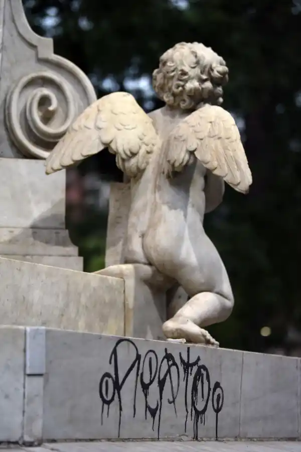 ARRUINANDO MONUMENTOS. No toda pintura es “arte urbano”. 