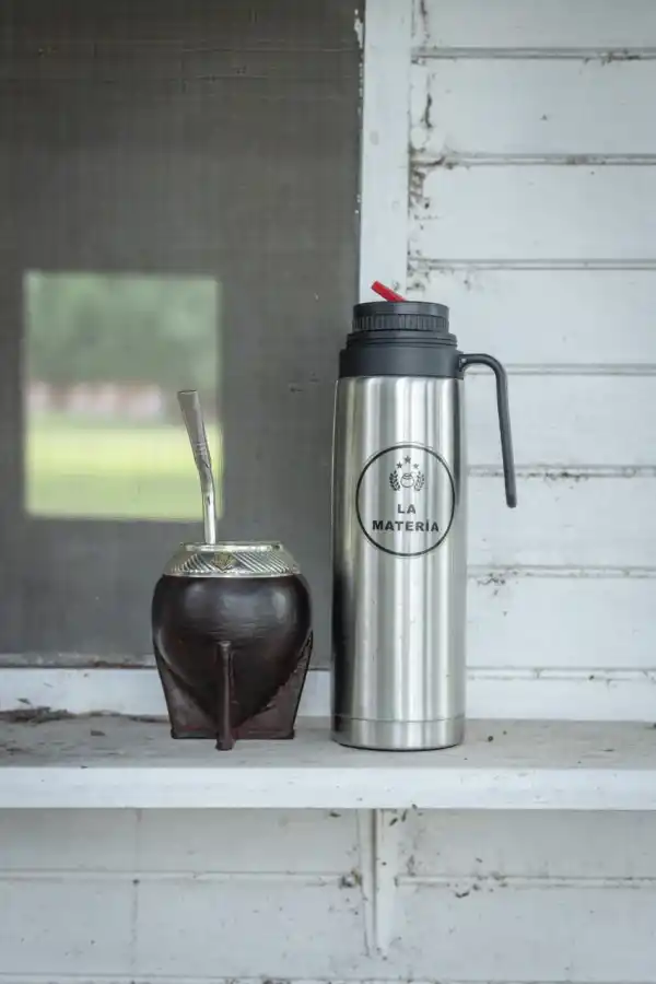 MÁS EMBLEMÁTICO, IMPOSIBLE. Mate y termo, con el sello de La Matería.