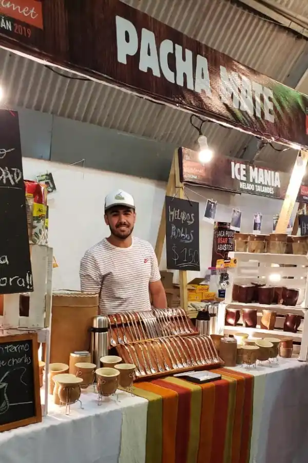 CON SU STAND EN LA EXPO. Julián Orozco, de Pachamate.