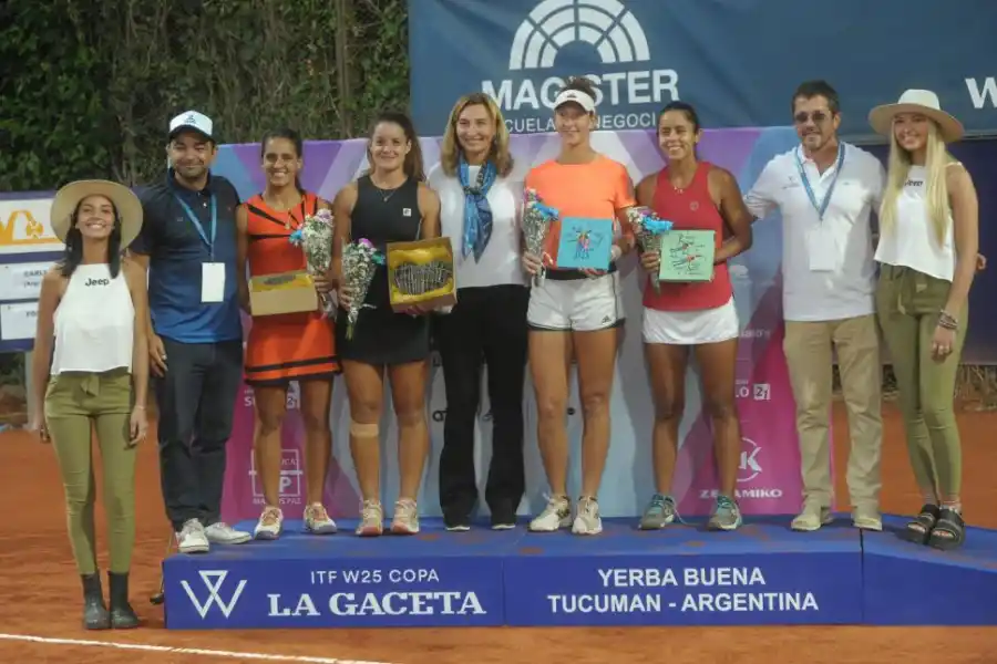 PREMIACIÓN. Carlé (segunda) y a la par Estable con sus trofeos de campeonas. 