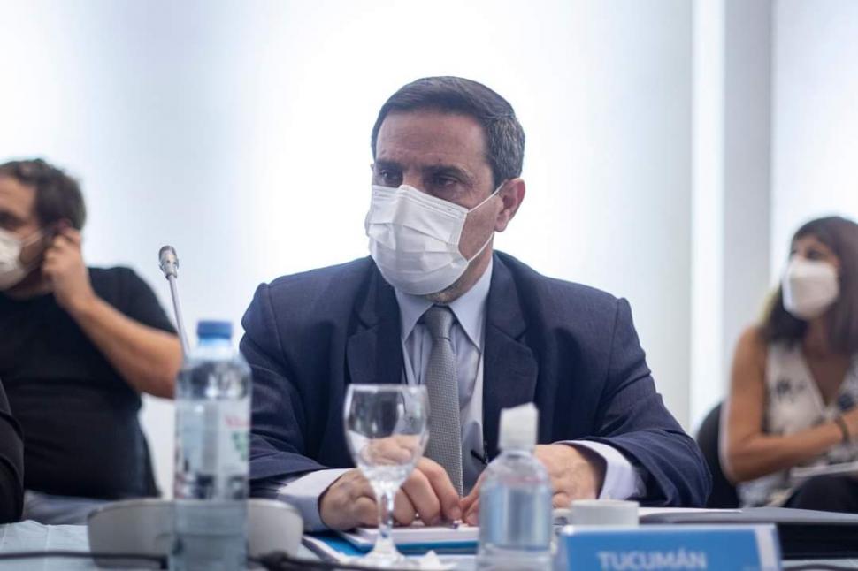 VOZ AUTORIZADA. El ministro de Salud Pública, Luis Medina Ruiz, explicó los parámetros de casos positivos. 