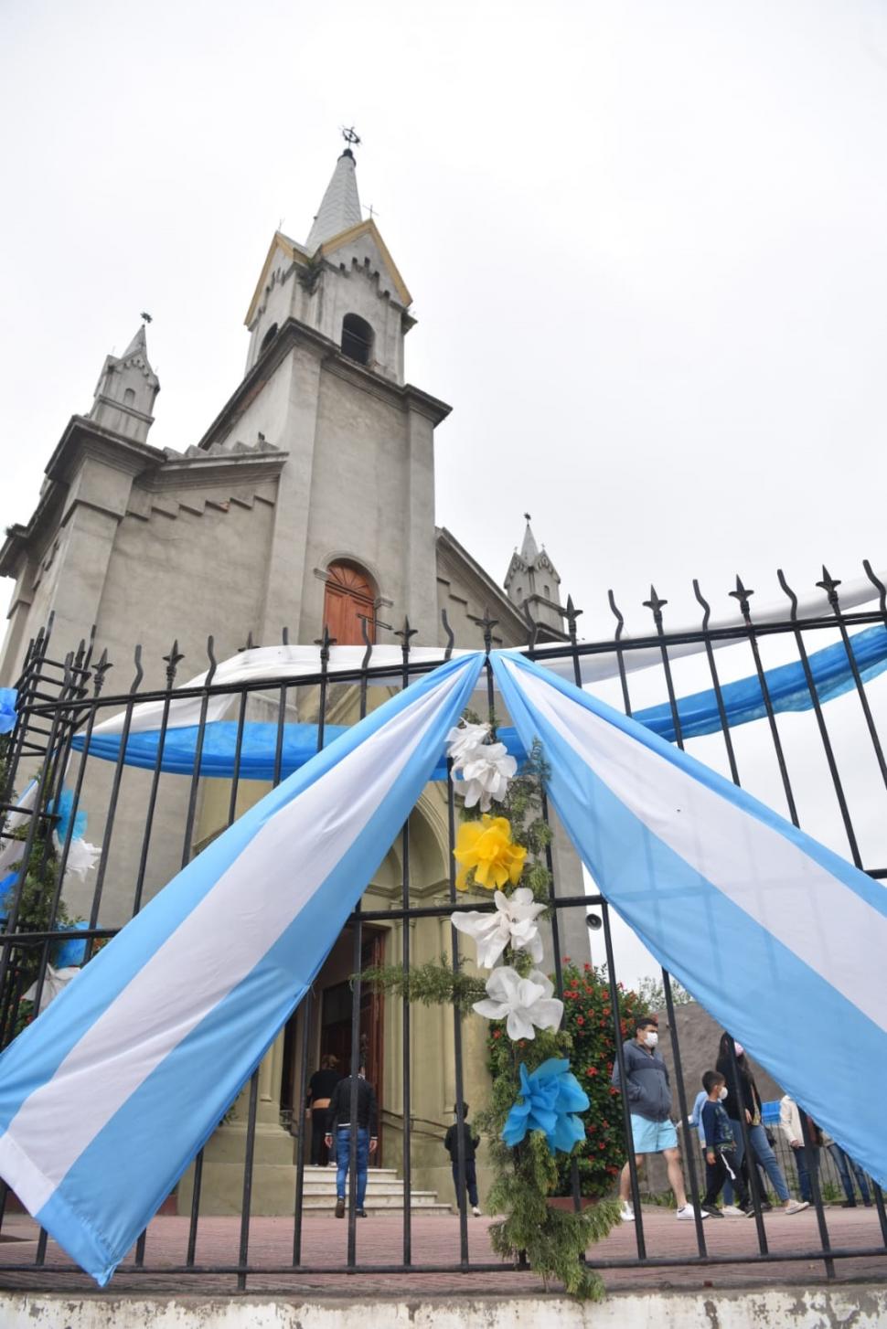 GALA. La iglesia fue embanderada por la celebración de la Virgen. LA GACETA / FOTOs DE DIEGO ÁRAOZ