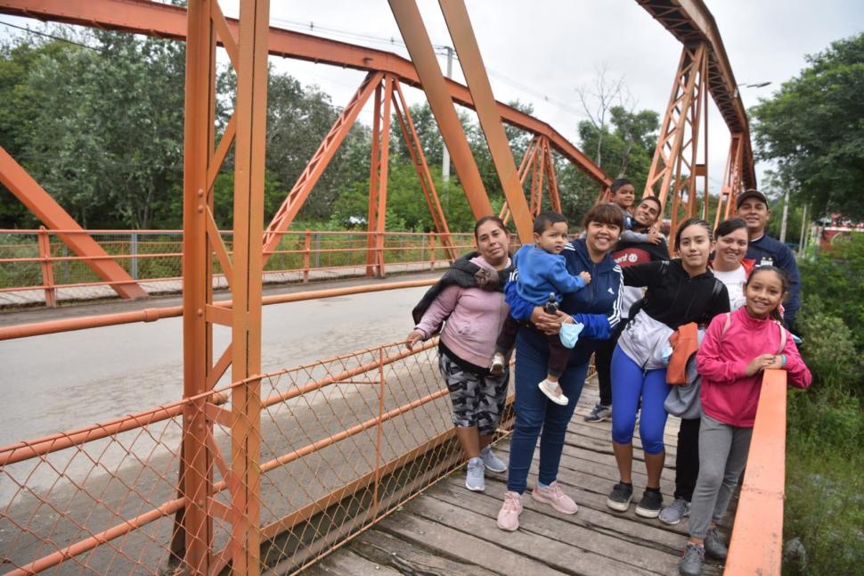 FAMILIAS Y AMIGOS. El puente de acceso a la villa también sirvió para que los visitantes se hicieran fotos aprovechando el sábado a pleno. 