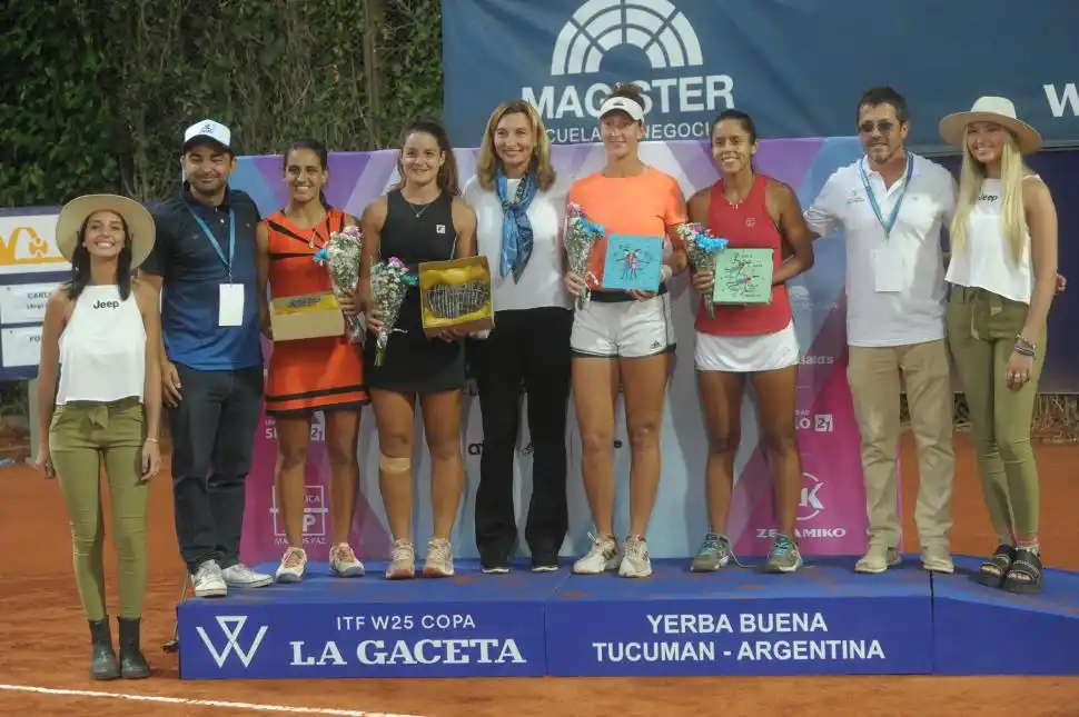 PREMIACIÓN. Carlé (segunda) y a la par Estable con sus trofeos de campeonas. 
