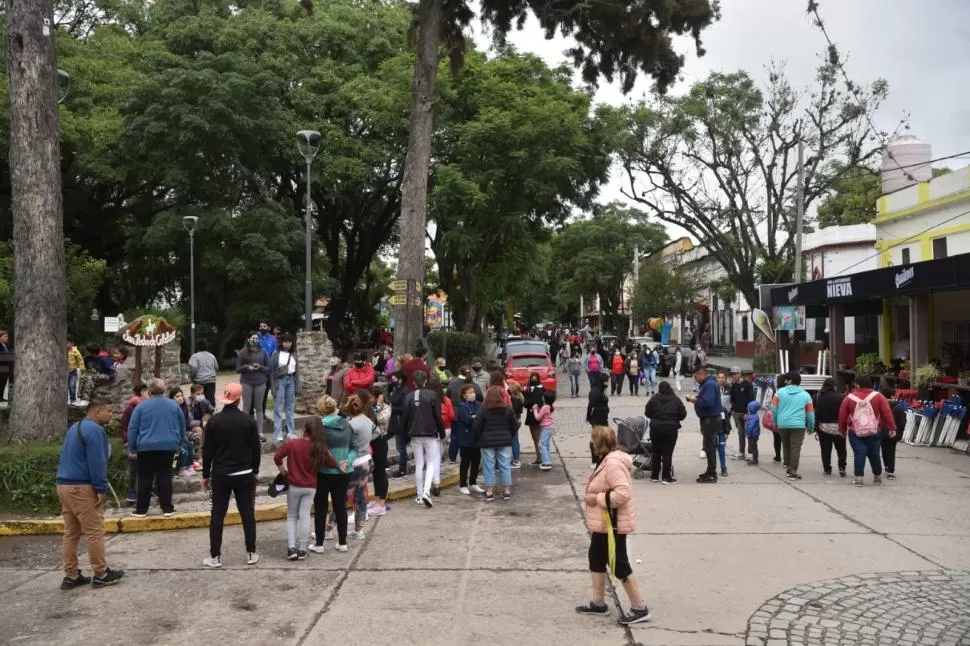 UNA MULTITUD. Cientos de personas se congregaron en la plaza principal “Leocadio Paz”, y aunque el clima no acompañó se divirtieron igual.