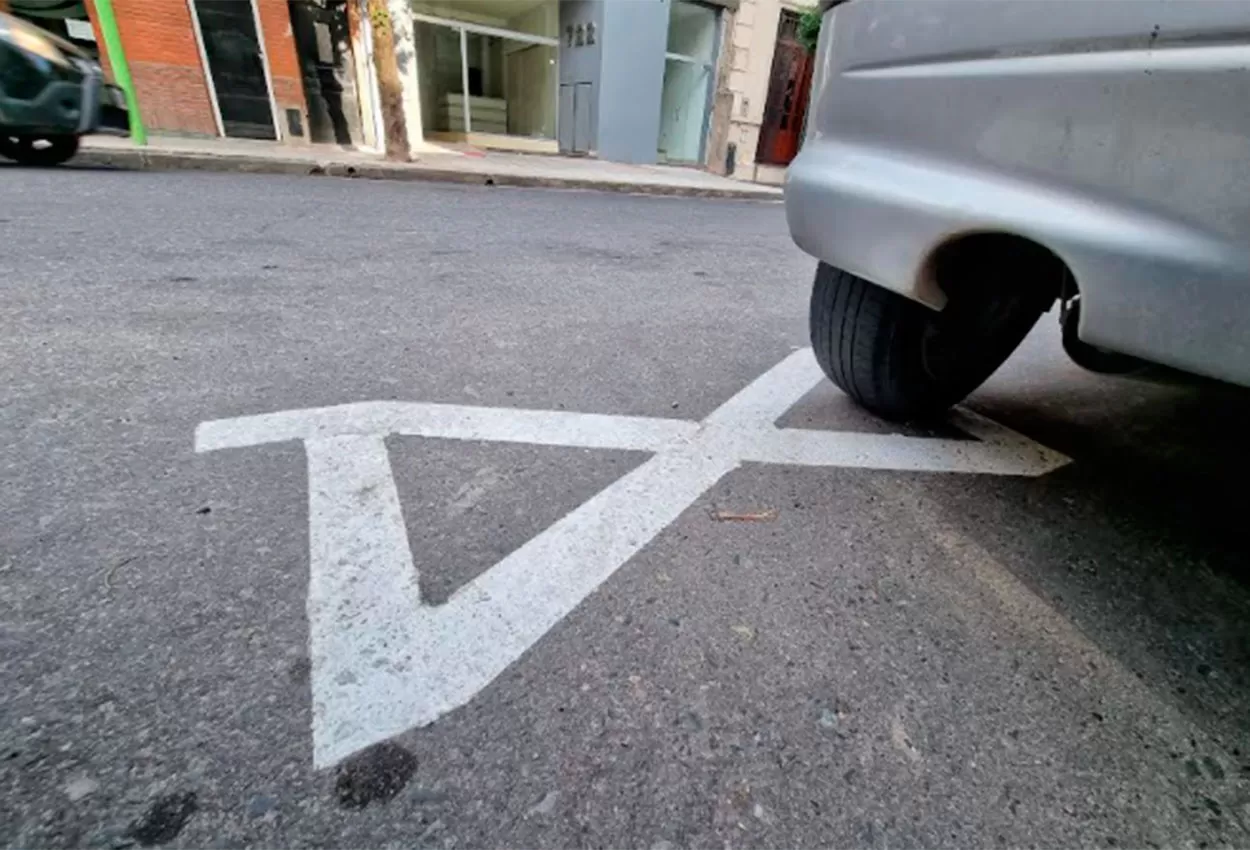 Empezaron a señalizar las calles para el estacionamiento pago: ¿desde cuándo regirá?