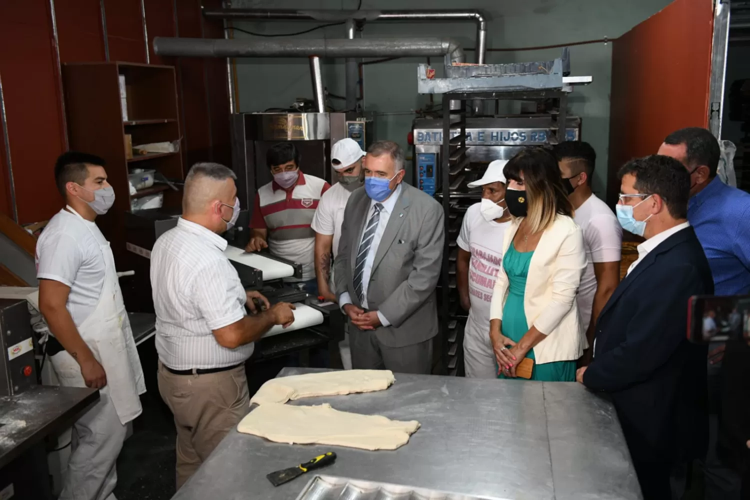 EN RECORRIDO. Jaldo, en la inauguración de la panadería La Solidaria. Foto: Prensa Gobernación