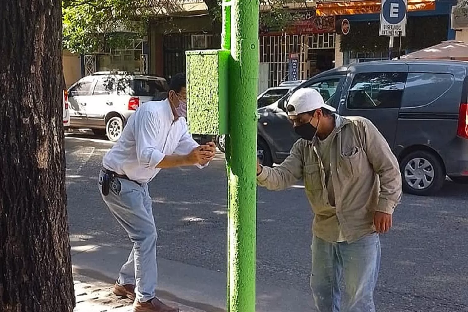 Para evitar las pegatinas, cubren los postes con pintura “antivadálica”