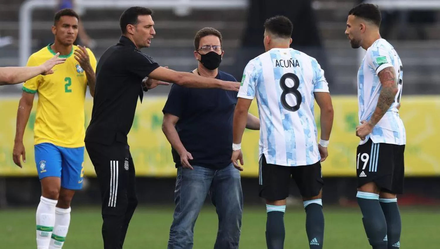 EL MOMENTO. Un funcionario brasileño ingresó al campo de juego con la intención de detener a los jugadores argentinos que habrían infligido las leyes sanitarias.