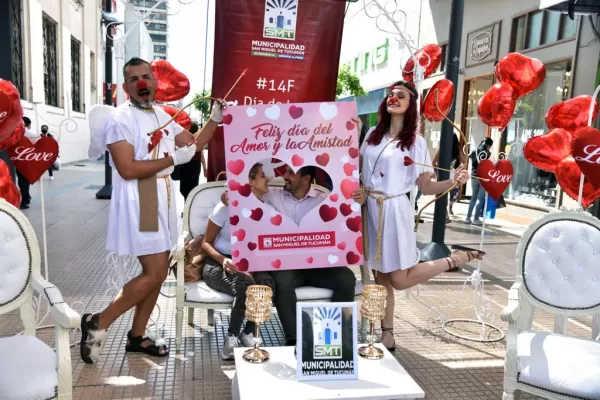 Cupidos, corazones y fotografías en el stand del amor, en plena peatonal tucumana