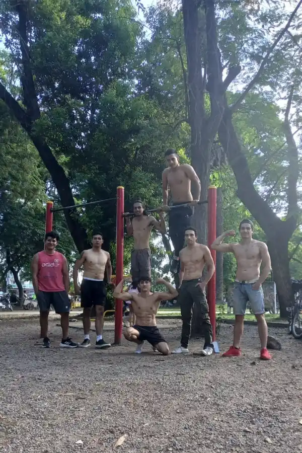 DESAFIANTES. Los jóvenes que se sacaron la remera fueron apoyados por las personas que asisten al parque. Foto de Luciana Nadales