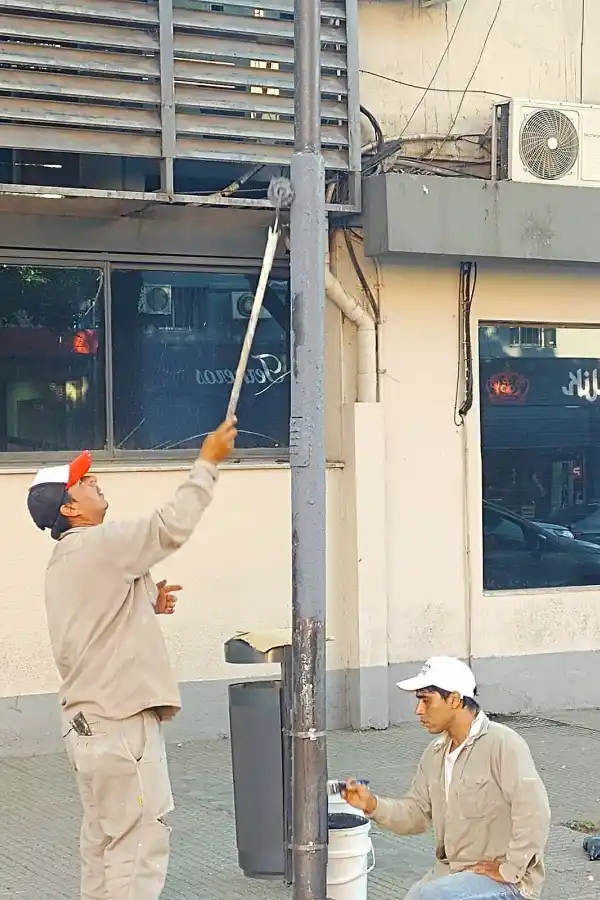 Para evitar las pegatinas, cubren los postes con pintura “antivadálica”