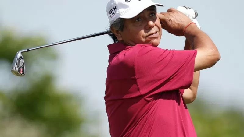 El golfista argentino Eduardo Romero juega el Senior PGA Championship el 25 de mayo de 2012 en Benton Harbor (Michigan, EEUU)