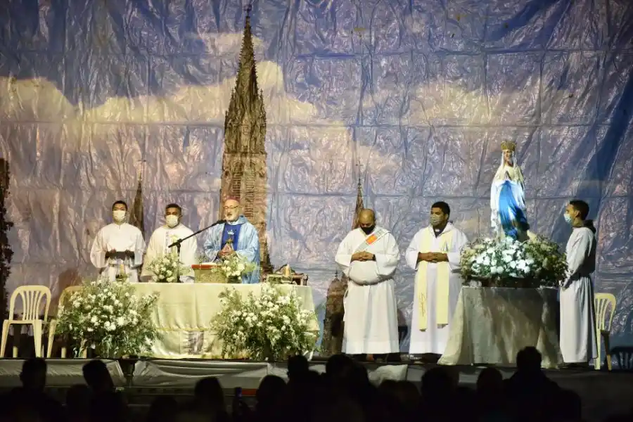 CELEBRACIÓN DE LA MISA. La imagen de la Virgen fue colocada sobre el escenario, luego de haber sido bajada de la Gruta por los seminaristas. 
