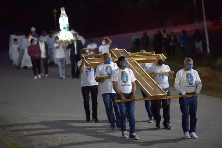 EL MOMENTO MÁS EMOTIVO. Con el Ave María de fondo, la imagen de la Virgen peregrinó por la ruta e ingresó por el medio de la multitud de fieles.  