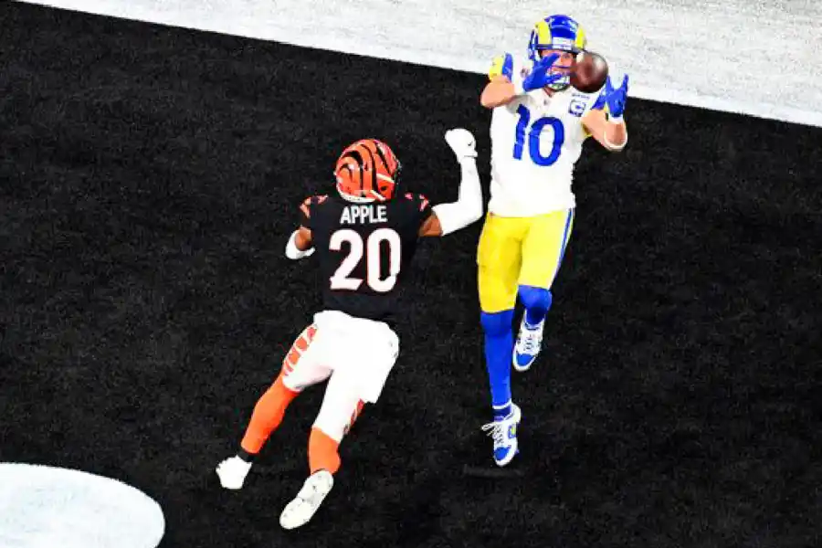 LA JUGADA. Kupp completó el pase de Stafford para sellar su segundo touchdown y la victoria de Rams.