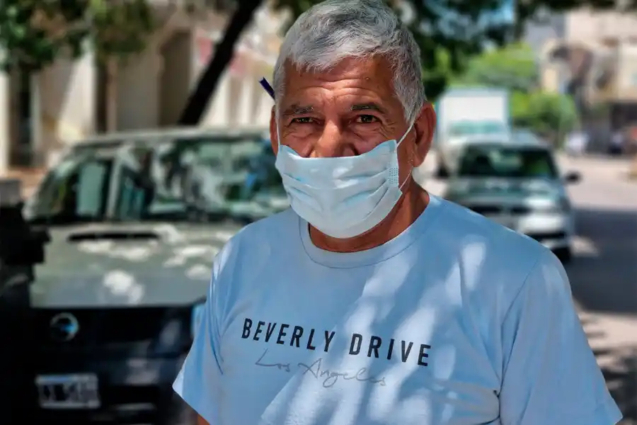 PREOCUPADO. Manuel Pereira tiene 61 años y trabaja cuidando vehículos estacionados en Corrientes al 500 desde hace 12 años