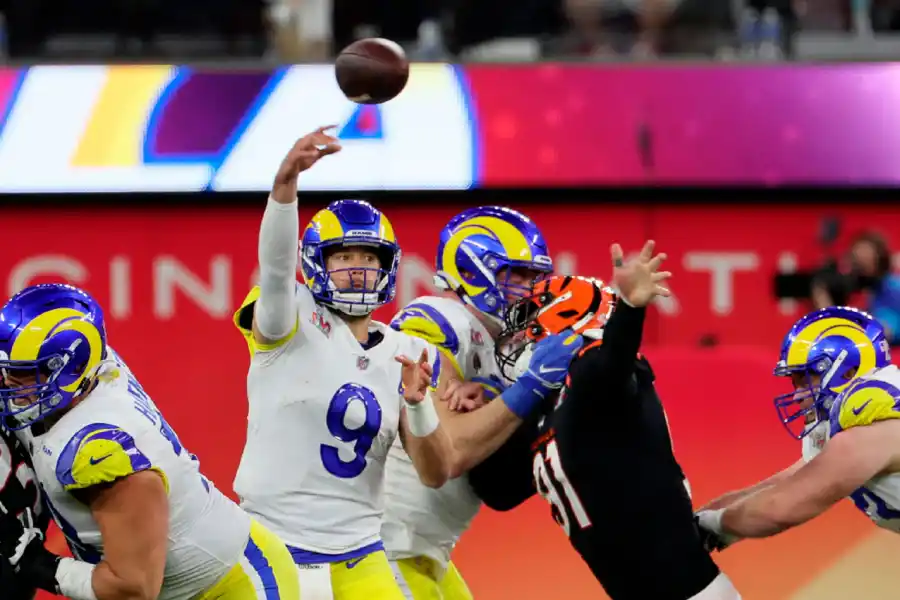 TRES. El quarterback Matthew Stafford lanzó tres TD en el Super Bowl.