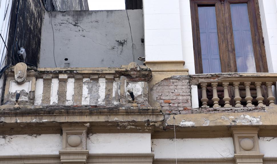 INDISCUTIBLE. Una muestra, en los balcones, del deterioro del edificio.  