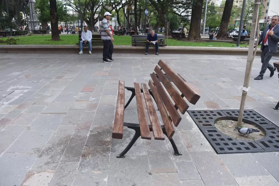 DAÑO RECURRENTE. Reparar los listones de madera de los nuevos bancos de la plaza Independencia tiene un valor de hasta $10.000, según explicó la Municipalidad.  