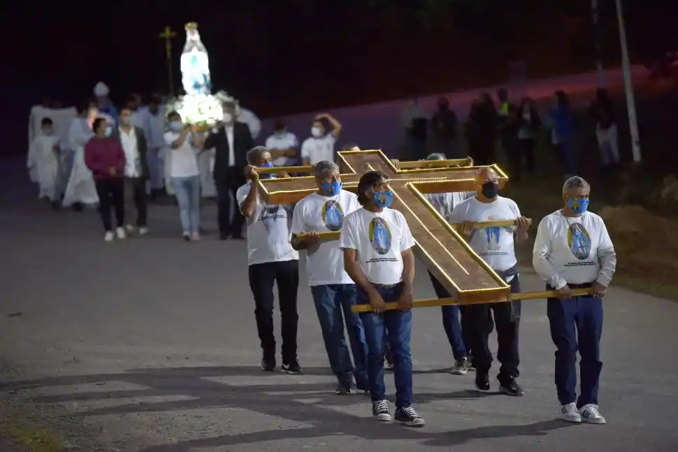 EL MOMENTO MÁS EMOTIVO. Con el Ave María de fondo, la imagen de la Virgen peregrinó por la ruta e ingresó por el medio de la multitud de fieles.  