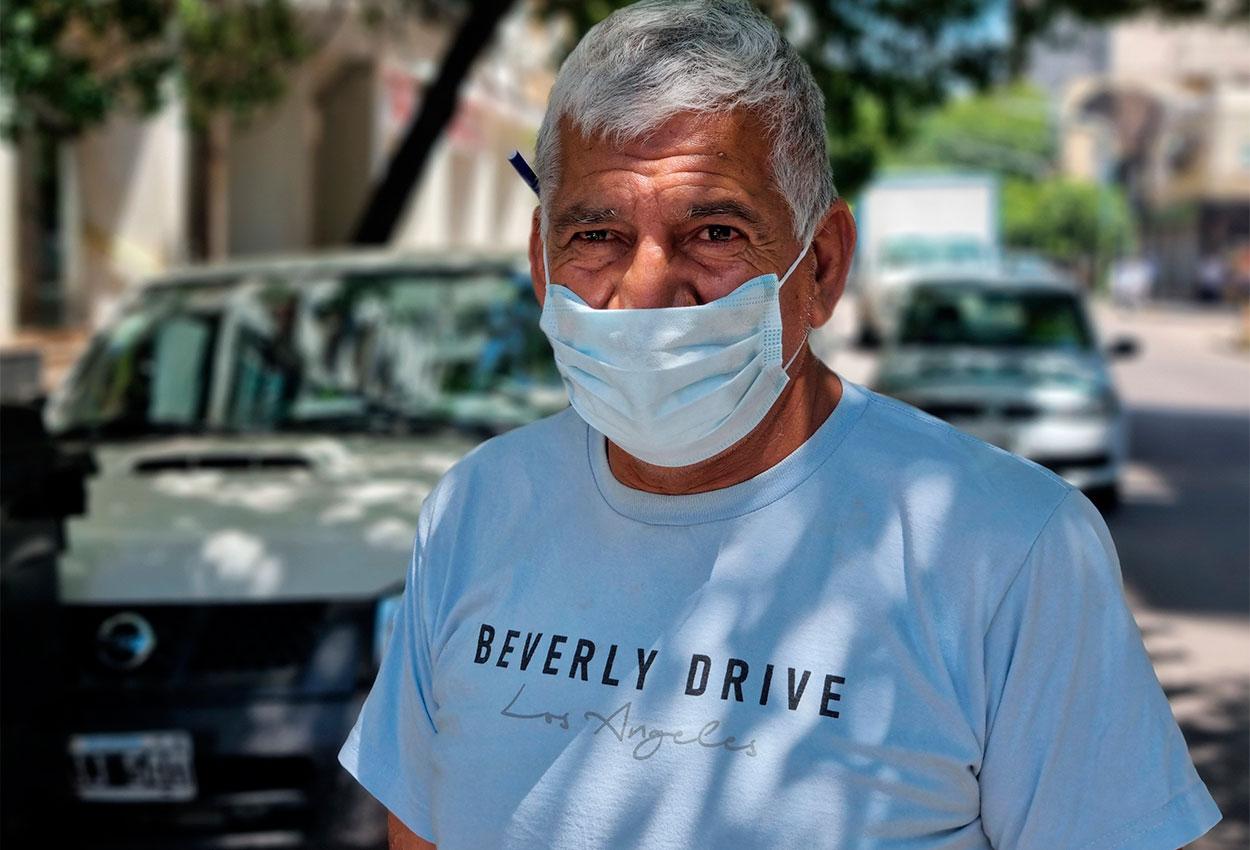 PREOCUPADO. Manuel Pereira tiene 61 años y trabaja cuidando vehículos estacionados en Corrientes al 500 desde hace 12 años