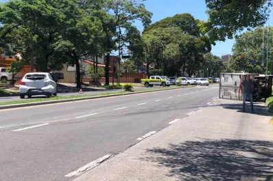 Un camión volcó tras un choque en la Mate de Luna