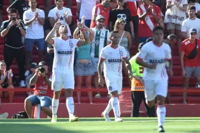 Argentinos Juniors goleó a Newells en el arranque de la segunda fecha