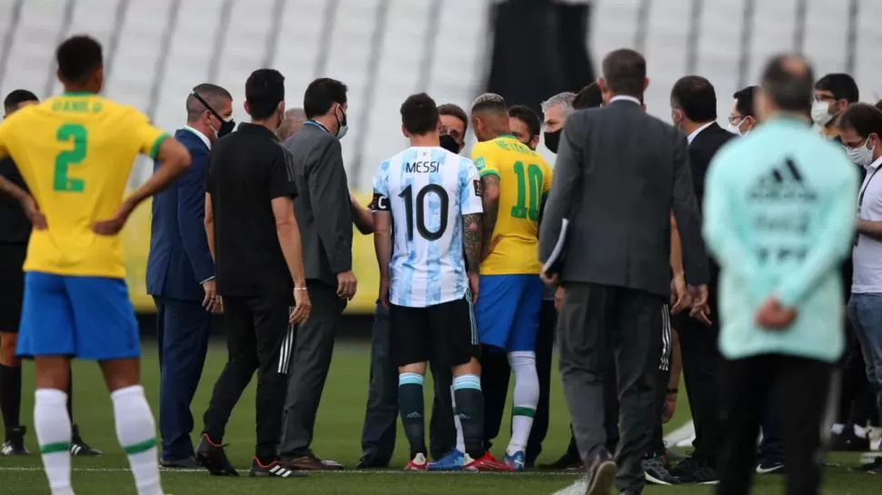 PAPELÓN. Lionel Messi y Neymar Jr pidieron explicaciones a la autoridad del comité sanitario por la decisión de suspender el clásico sudamericano. 