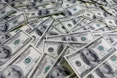 El BCRA compra dólares, pero el precio no baja