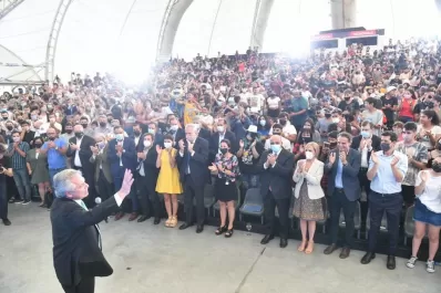 “Vamos a olvidarnos de tener la cara tapada”, dijo Alberto Fernández a los estudiantes