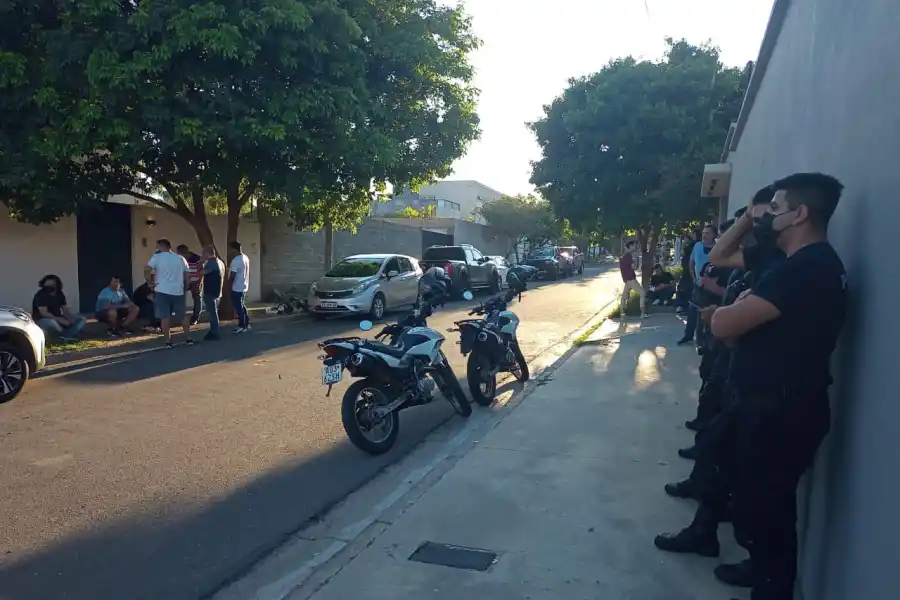 CUSTODIA. La Policía en la vivienda de  Eddgar Adhemar Bacchiani.