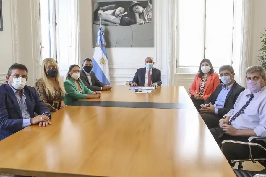 PERONISTAS. Manzur, junto a los senadores Yedlin y Mendoza, y a los diputados Cisneros, Carrizo, Chahla, Fernández y Leito. Foto: Twitter @pyedlin