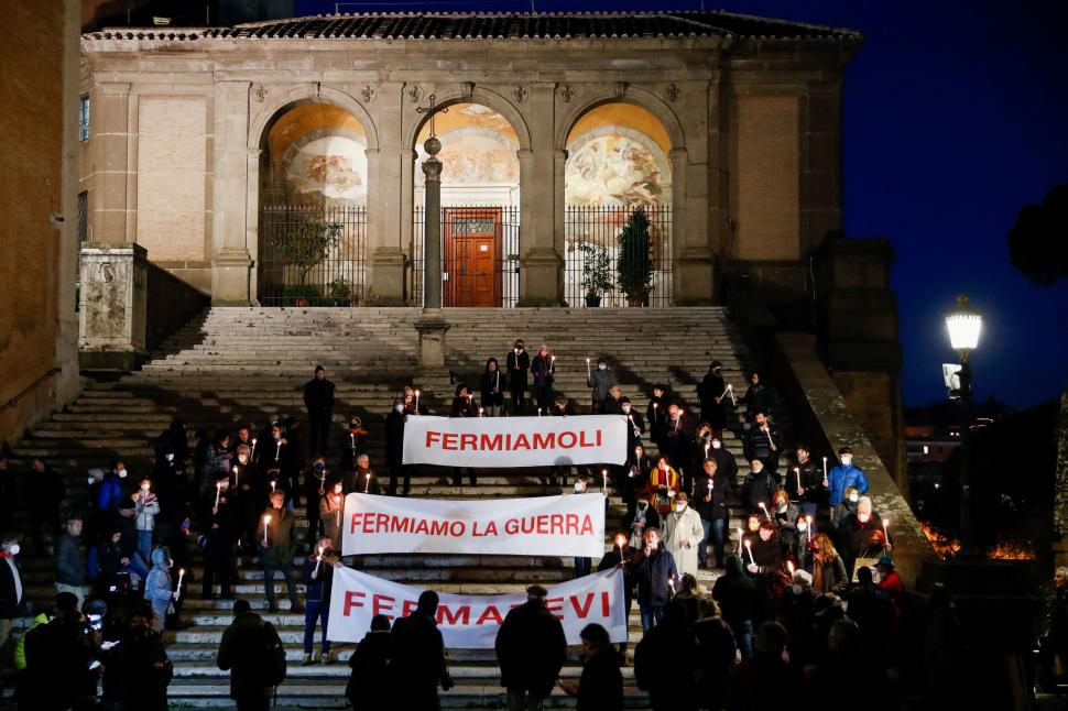 EN ITALIA. Un grupo de ciudadanos italianos se concentró con pancartas en Roma para pedir por la paz entre Rusia y Ucrania. ARCHIVO LA GACETA  