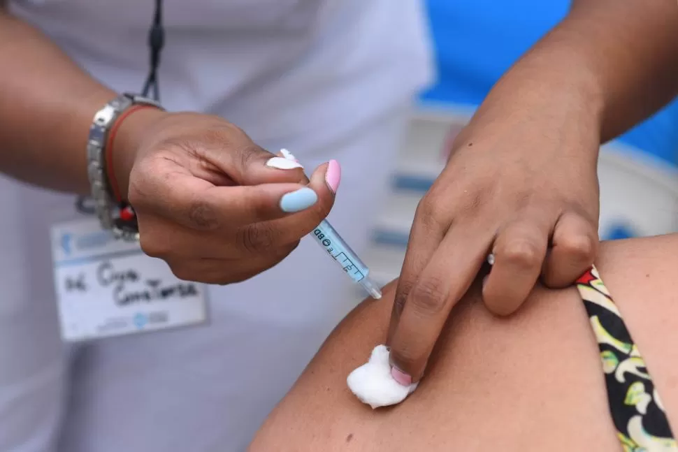 LA ÚNICA HERRAMIENTA VÁLIDA. La vacunación sirve para evitar cuadros graves causados por la covid-19. l