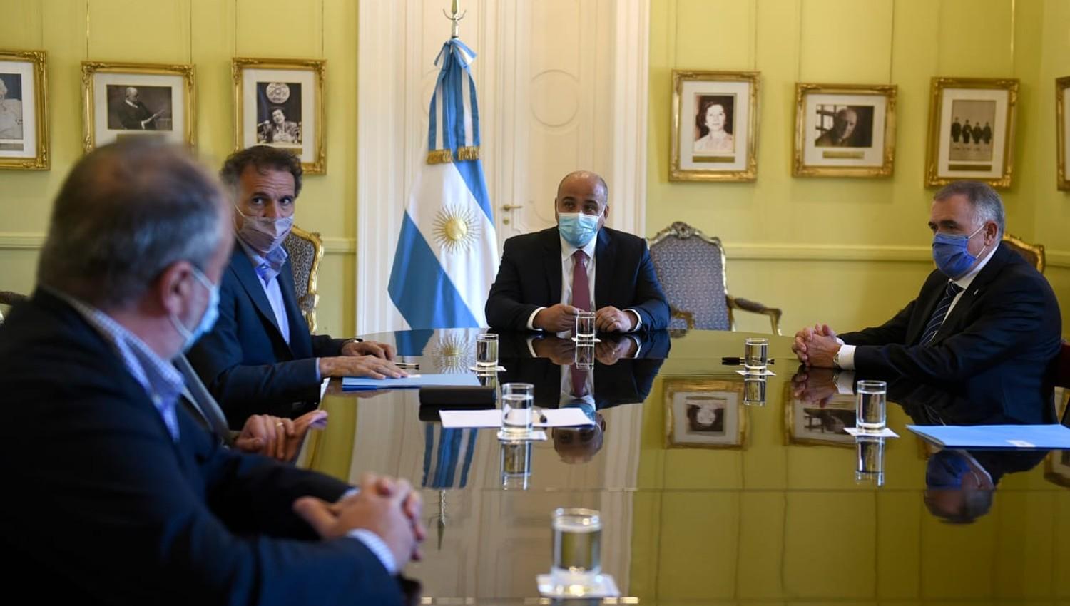 EN CASA ROSADA. Manzur, Jaldo y Katopodis rubricaron el contrato con al empresa que construirá la autopista Tucumán-Termas.