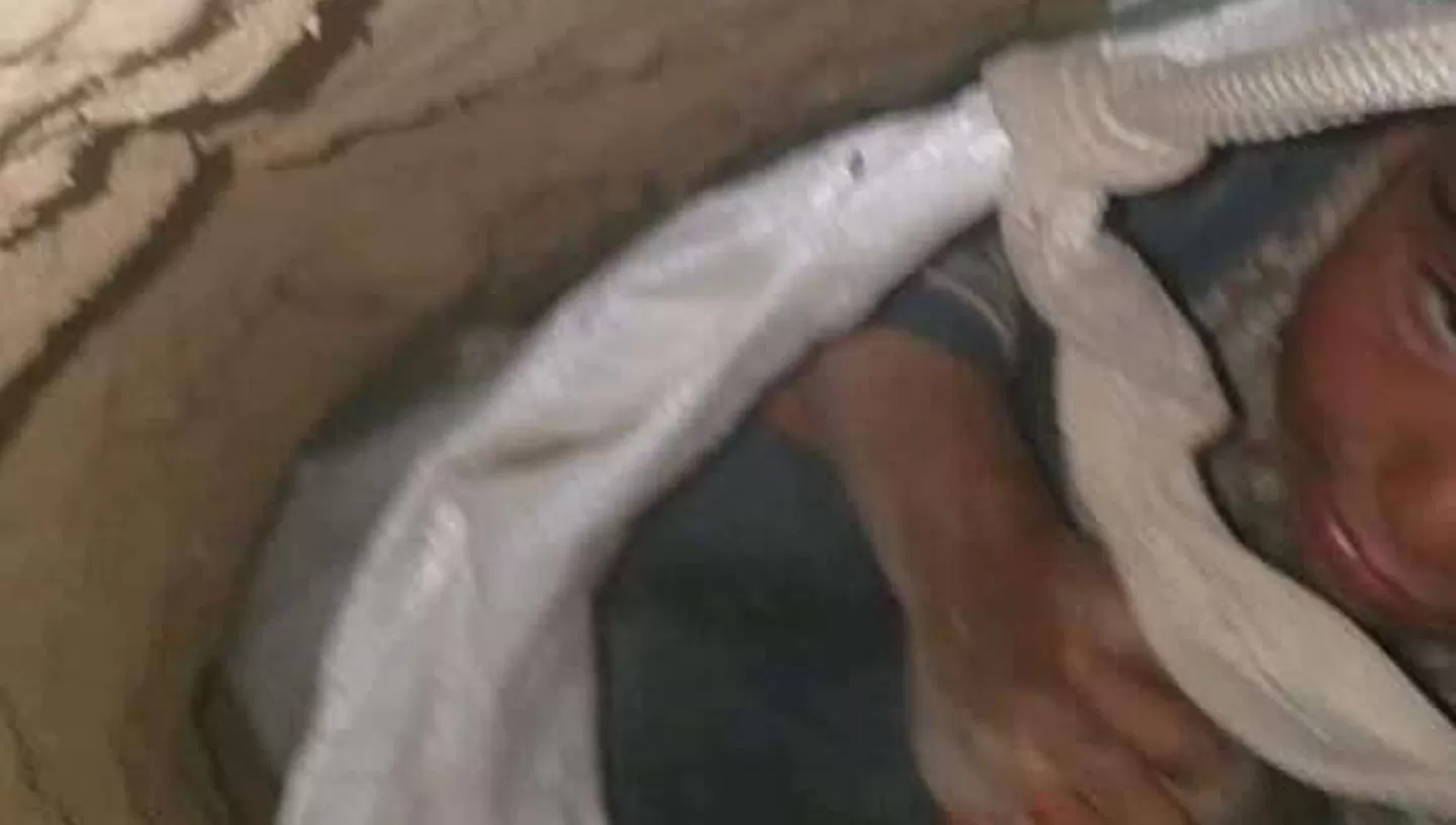 DRAMA. Un nene de 9 años cayó dentro de un pozo de 25 metros en Afganistán.