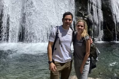 La historia de amor de dos tucumanos que recorrieron el país con una camioneta muy especial