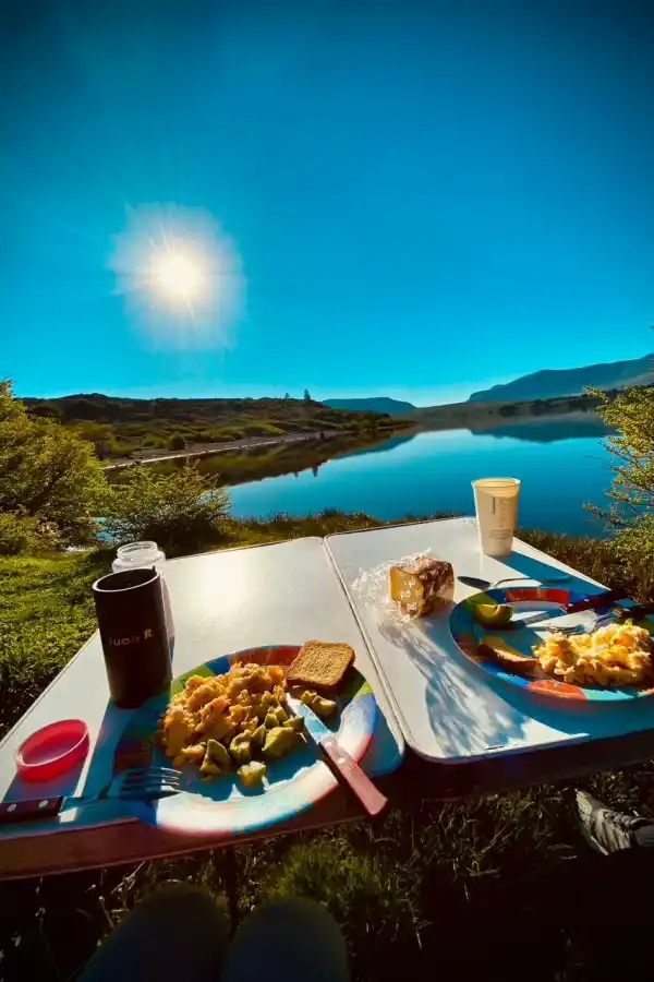 La historia de amor de dos tucumanos que recorrieron el país con una camioneta muy especial