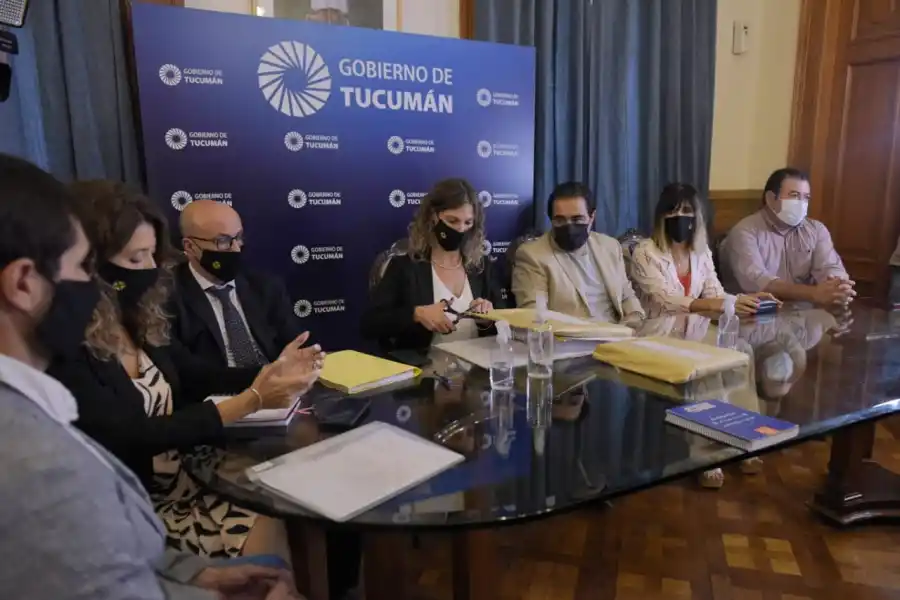 ACTO OFICIAL. Sergio Mansilla encabezó la ceremonia de apertura de sobres para la ejecución de viviendas. Foto: Prensa HLT