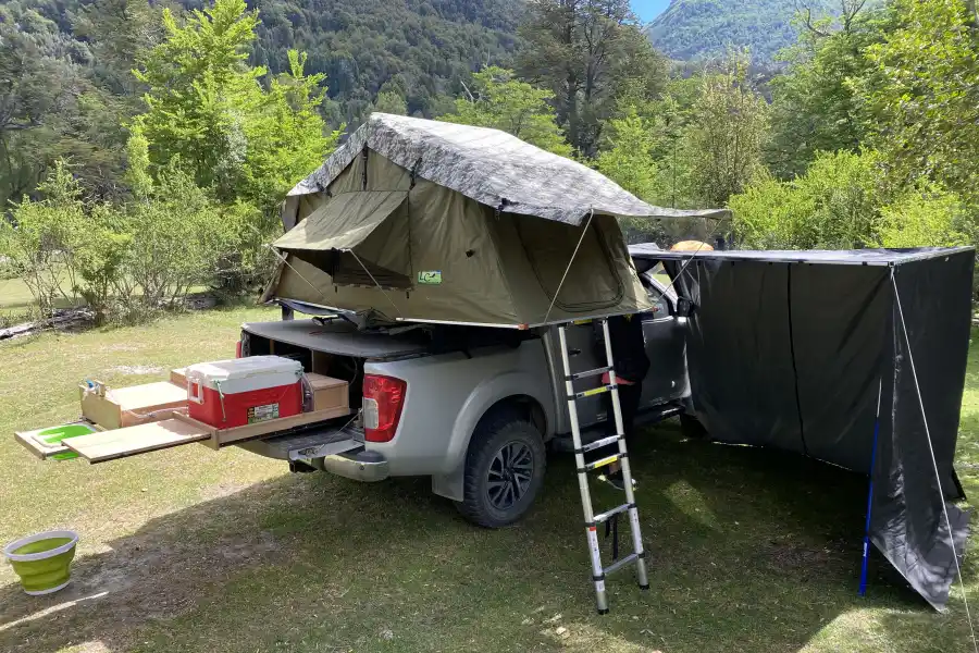 La historia de amor de dos tucumanos que recorrieron el país con una camioneta muy especial