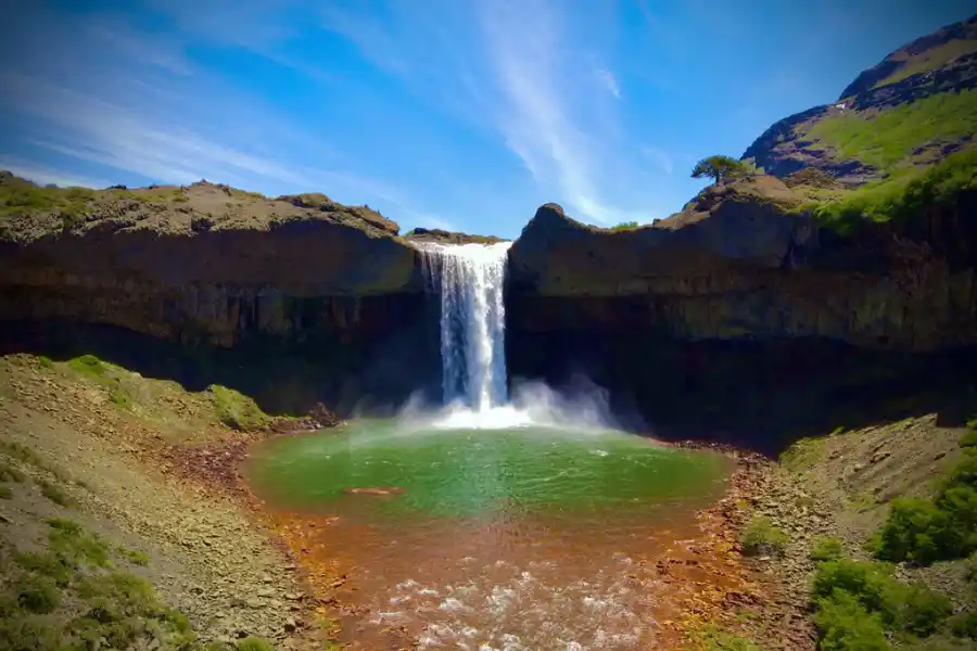 La historia de amor de dos tucumanos que recorrieron el país con una camioneta muy especial
