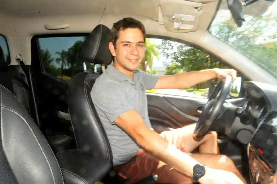 La historia de amor de dos tucumanos que recorrieron el país con una camioneta muy especial