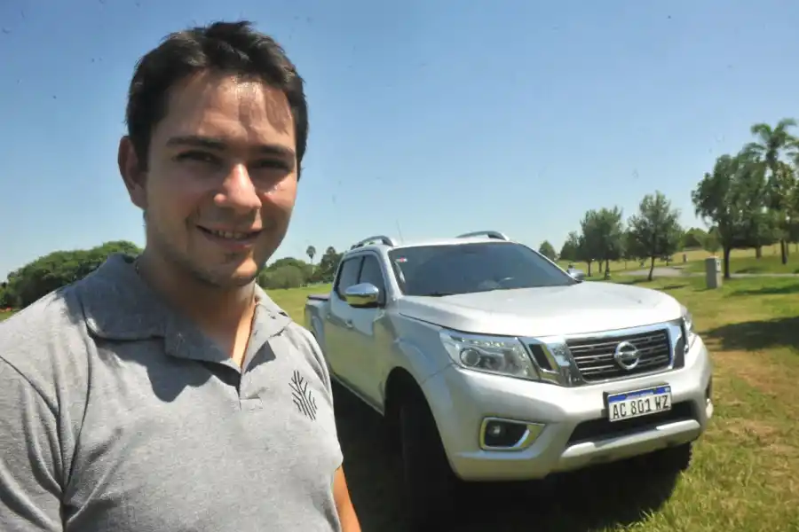 VIAJERO. Juan y su camioneta que transformó para dormir. LA GACETA / FOTO DE ANTONIO FERRONI