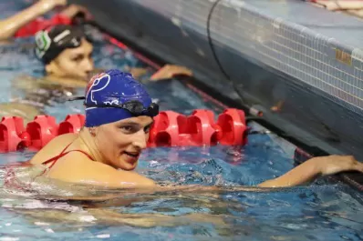 Una nadadora transgénero batió un récord de estilo libre, y otras competidoras protestaron