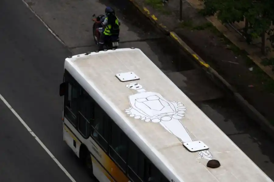 “BALCONEANDO”. Para descubrir esta bailarina es imprescindible la mirada desde arriba. Una sorpresa total, en plena avenida Mate de Luna.  