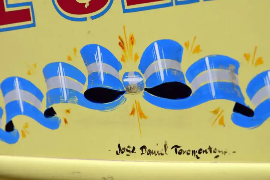 UN CLÁSICO. La cinta fileteada con los colores de la bandera.