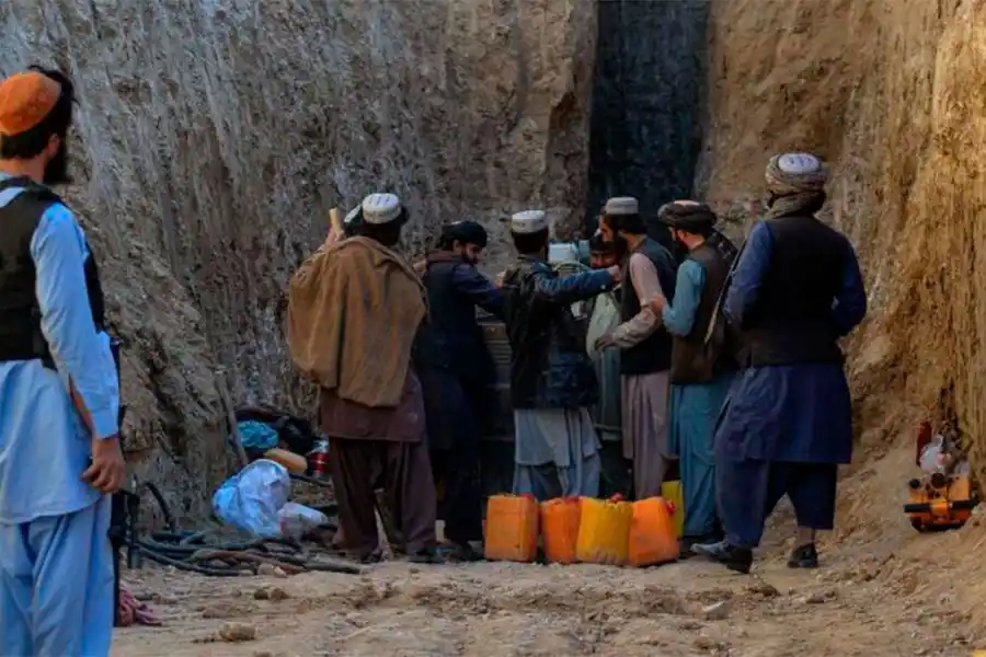 Murió el niño que cayó en un pozo en Afganistán: La triste conversación que tuvo con su padre